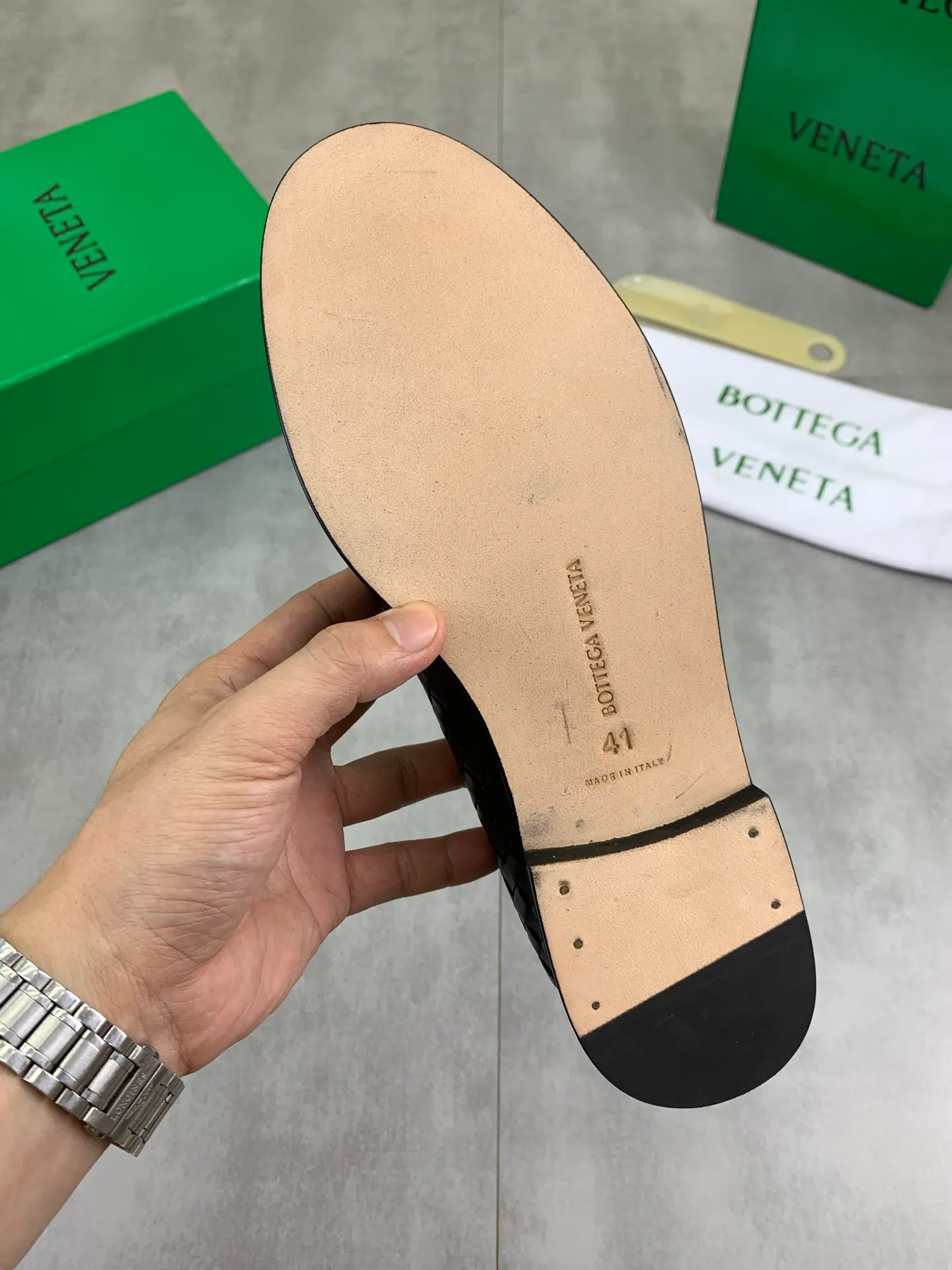 Factory price P860💰Top quality (genuine leather outsole series)💎💎💎 BOTTEGA VENETA official website synchronizes the latest model, top version of the highest version of BV business leather shoes in the market, accept material comparison, shoe type comparison, process comparison, practical and textured, versatile and suitable for any occasion, the more you look at it, the more flavorful it becomes. Pure hand-woven craftsmanship - upper material, imported original hand-woven calfskin - high-quality water-dyed cowhide inside - original private model customized handmade leather outsole -Size: female 35-39 (34 40 customized) male 39-44 (38 45 customized) Comes with original BV green box, complete packaging.